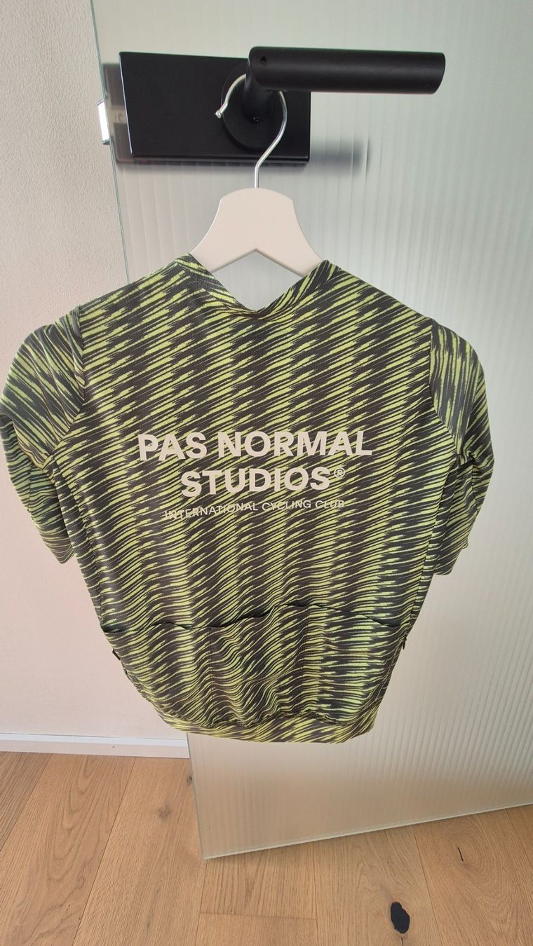 Pas Normal Studios Leibchen & Hosen: Pas Normal Studios Solitude Trikot – Gebraucht aus Selzach von e30dtm 1