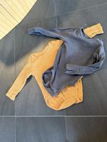 2 Baby Bodys langarm gerippt gelb und grau - 80 play up H&M