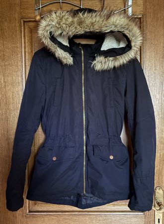 Winterjacke mit Kapuze in Dunkelblau, in gutem Zustand