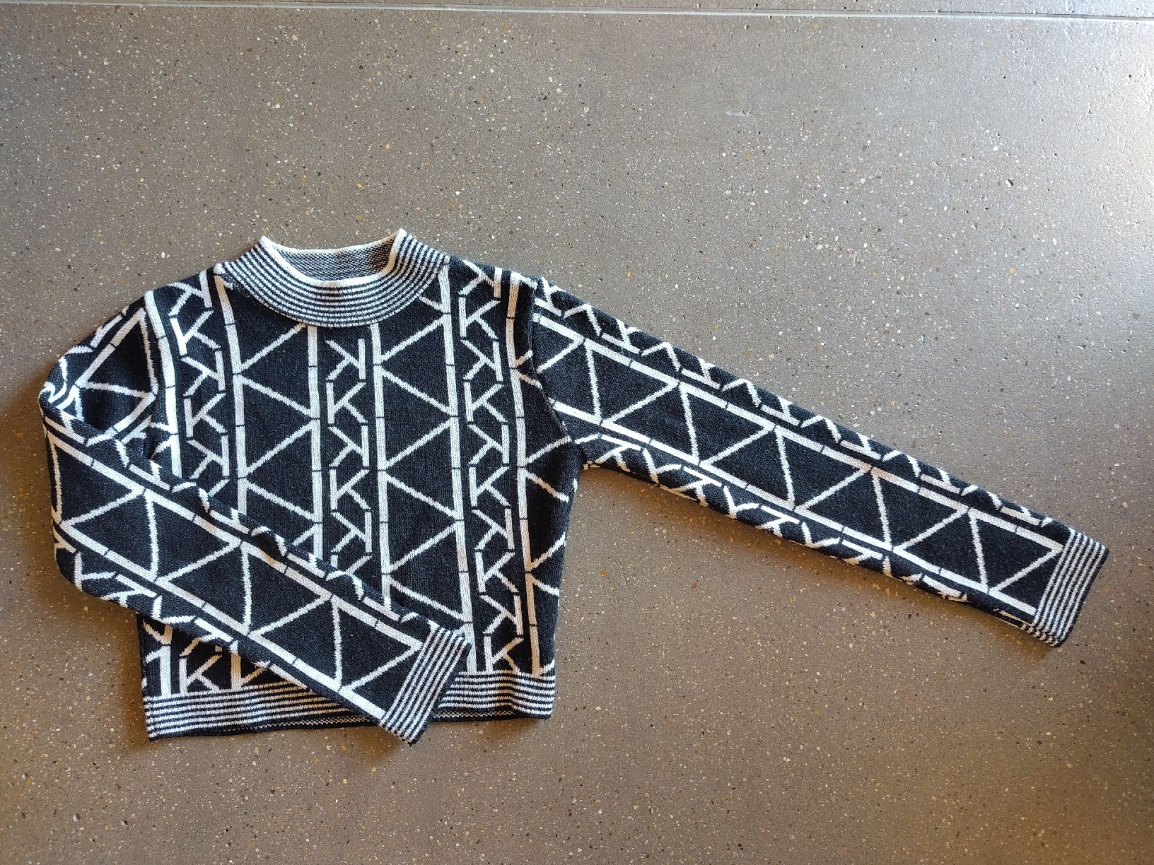 Maglioni & Felpe: Schwarzer und weißer Pullover – Usato da Zürich venduto da aurelie.99