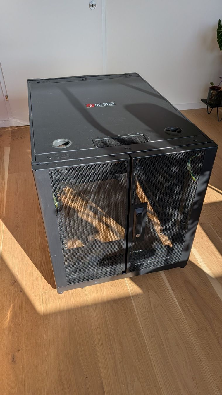 Apc Racks & Supports: APC NetShelter SX AR3003 12HE Serverschrank / Netzwerkschran – D'occasion à Bonstetten par introwertyk 1