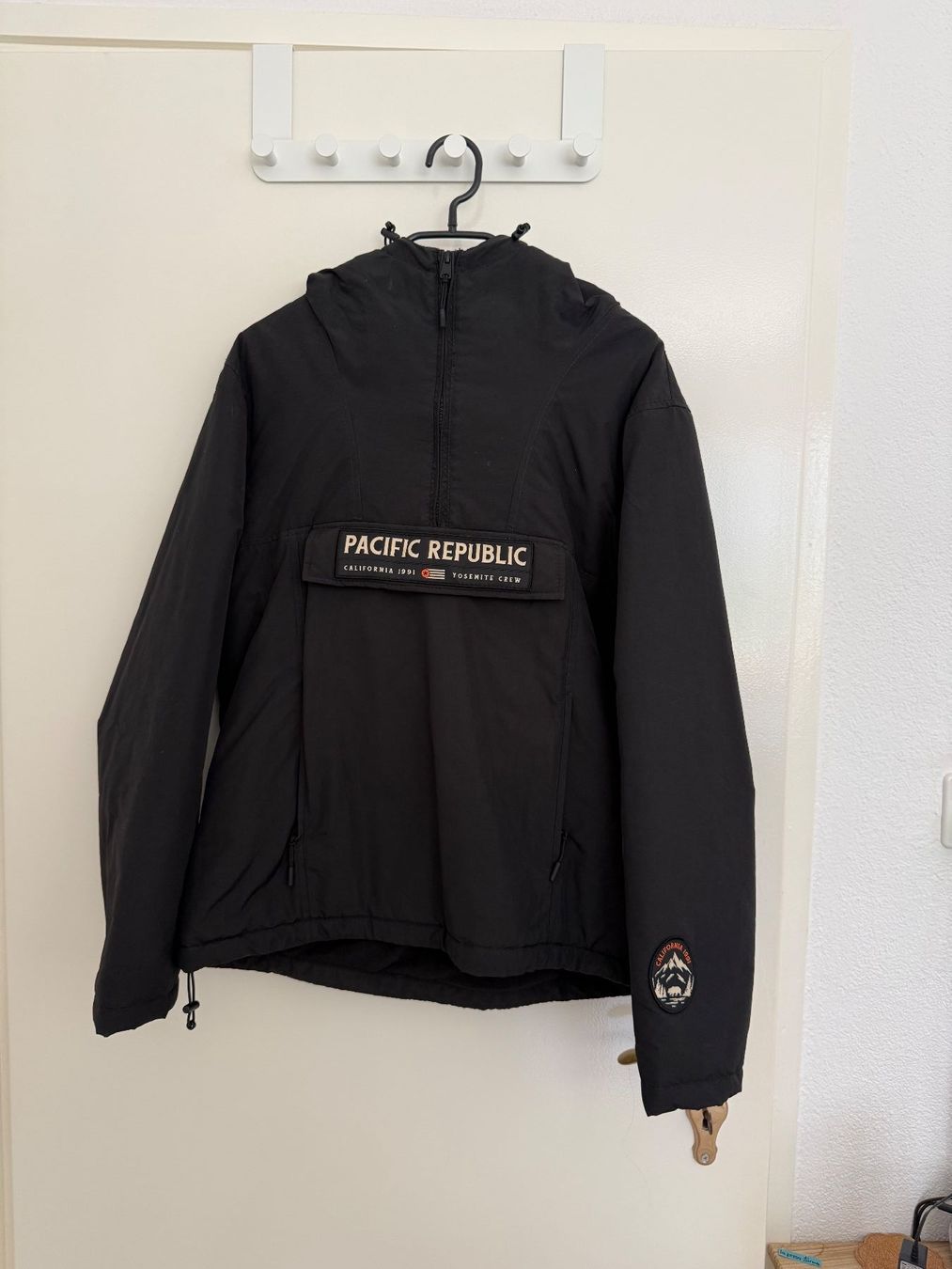 Pull&Bear Vestes: Pull&Bear Jacke mit Kangarootasche – D'occasion à Niederhasli par sonneee24