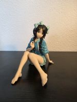 Anime Figur Mädchen sitzend blaues Outfit