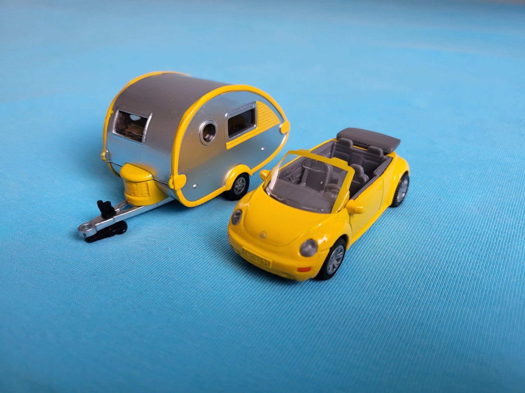 Siku Modellini d'auto: VW Beetle Cabriolet & Camping Trailor – Nuovo (secondo la descrizione) da Glattbrugg venduto da PhilKrill 9