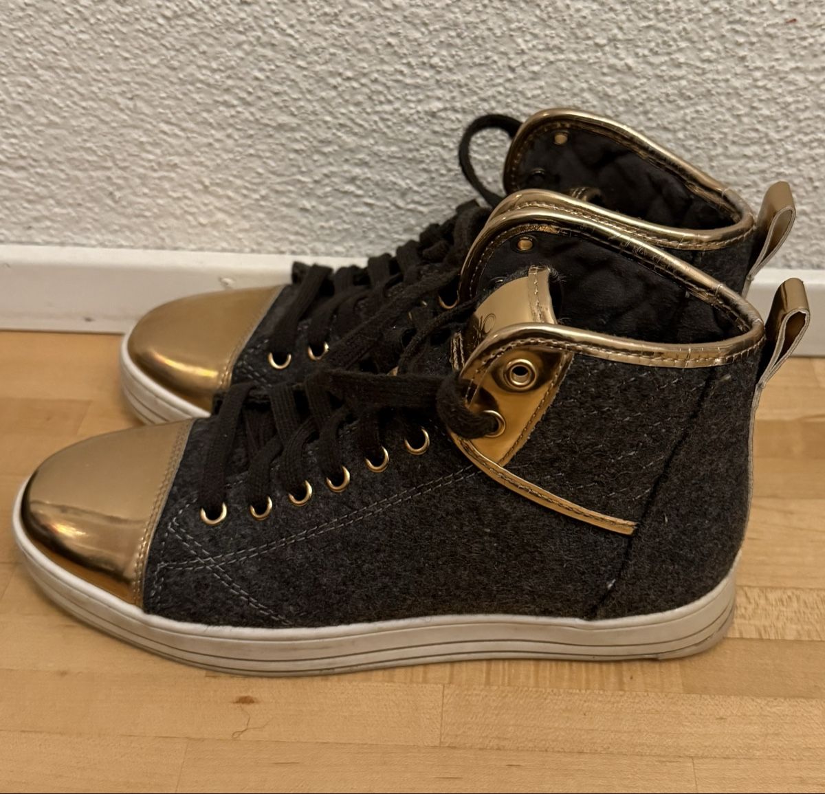 Benetton Scarpe da donna: Benetton Sneaker mit Goldkappe Gr. 37 – Usato da Meggen venduto da O_E 1