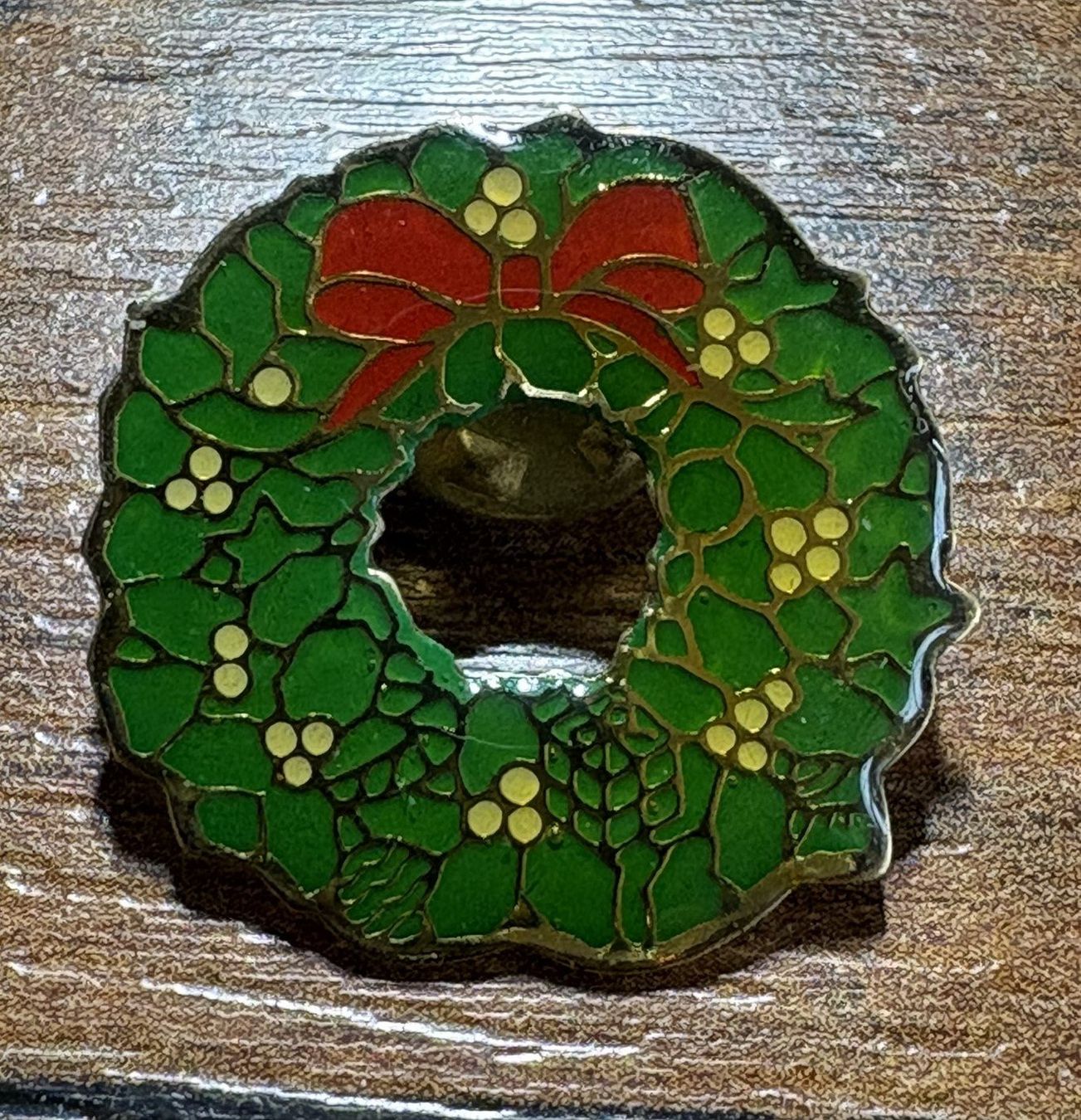 Plaketten & Abzeichen: Pin Weihnachts-Kranz – Gebraucht aus Basel von adl_6y8g
