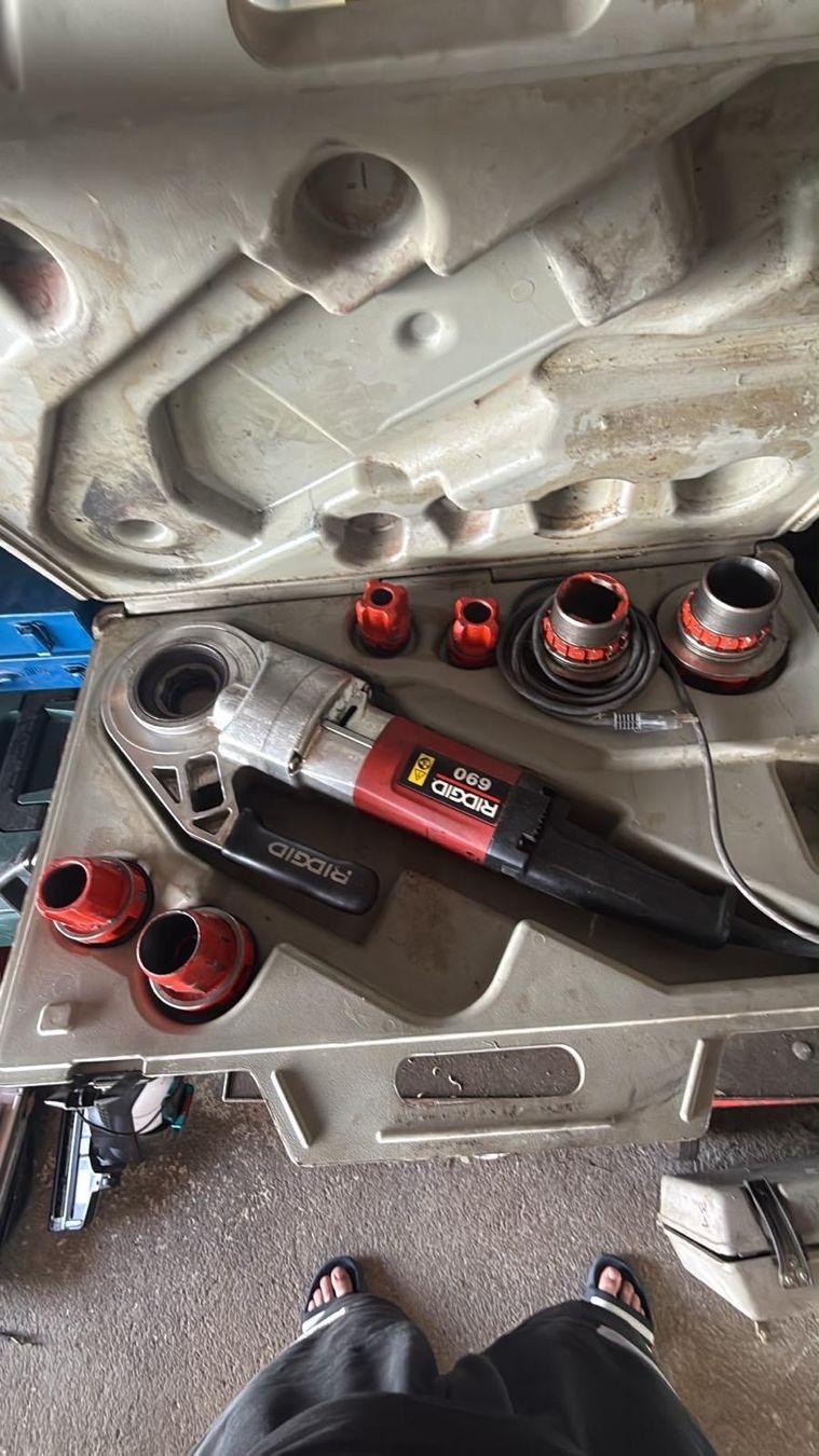 Ridgid Tutte le macchine: Ridgid 690 , Gewindeschneidmaschine bis 2" – Usato da Steinhausen venduto da Hemi2