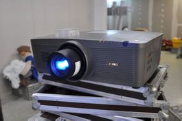 LCD Projektor Sanyo/Eiki LC XL 200, 6000 Ans Wechselobjektiv