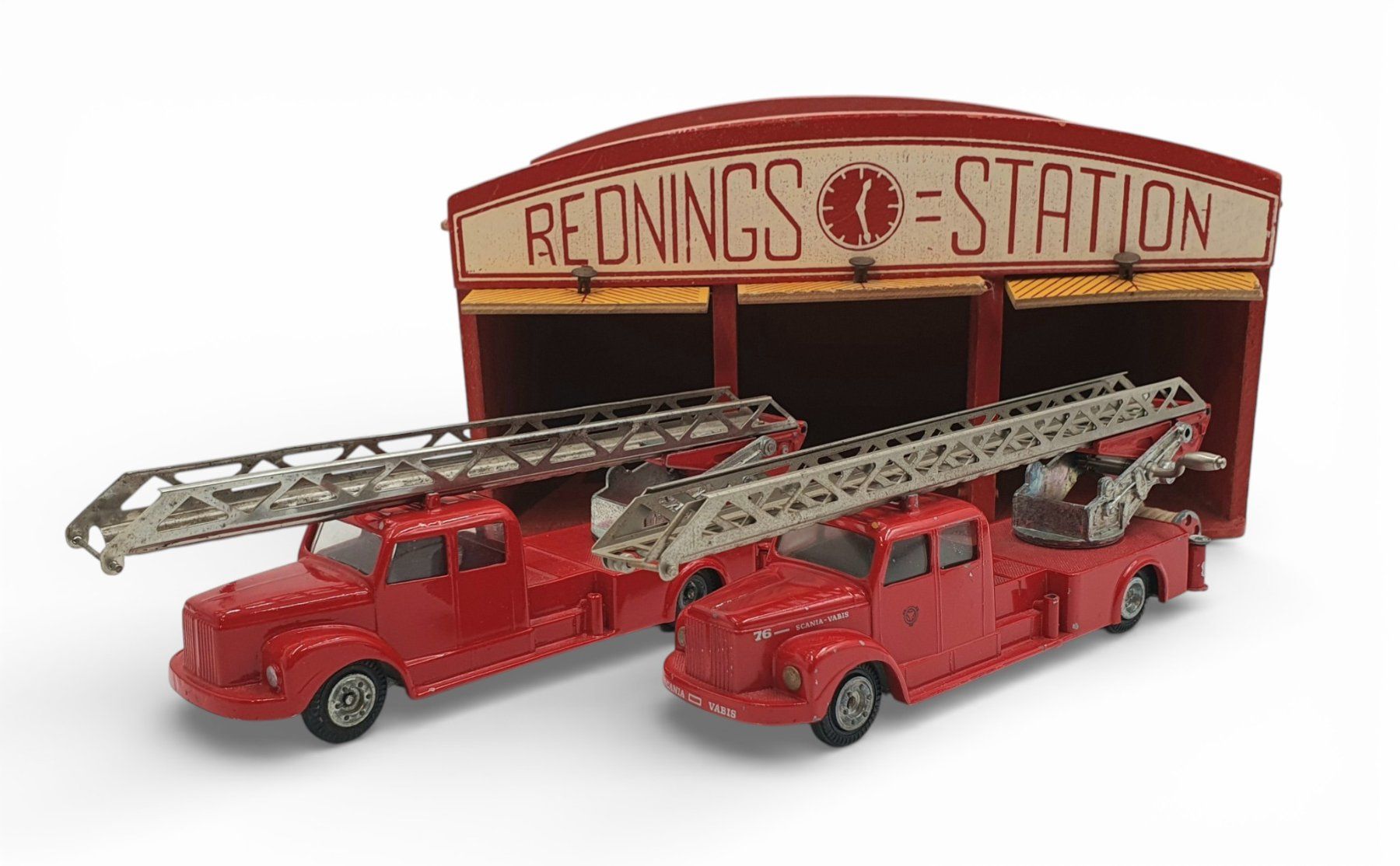 Tekno Modellautos: Feuerwache mit 2 Tekno Feuerwehren – Gebraucht aus Rickenbach b. Wil von klassikmarkt.ch 1