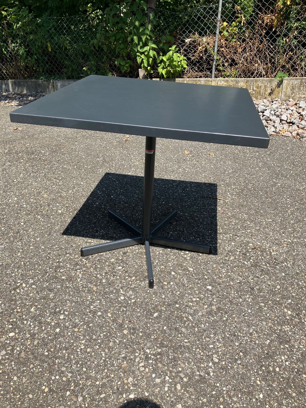 Schaffner Tavoli: Schaffner Gartentisch 80x80cm – Usato da Aarburg venduto da Wendepunkt_Fundgrube 5