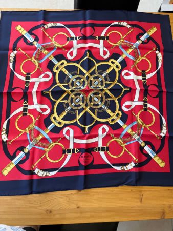 neu Vintage Hermes Tuch von 1993 mit Schachtel und Quittung