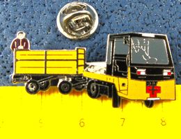 BAHNHOF SCHLEPPER ELEKTRO TRAKTOR MIT ANHÄNGER PIN ENAMEL