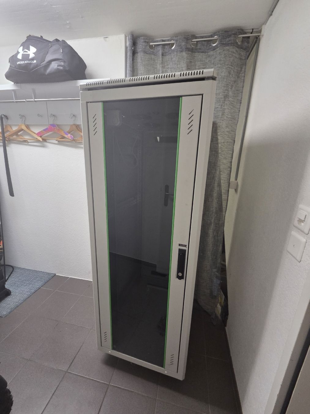 Racks & Supports: Serverrack 19 Zoll mit Belüftung – D'occasion à Egg b. Zürich par HansenCH