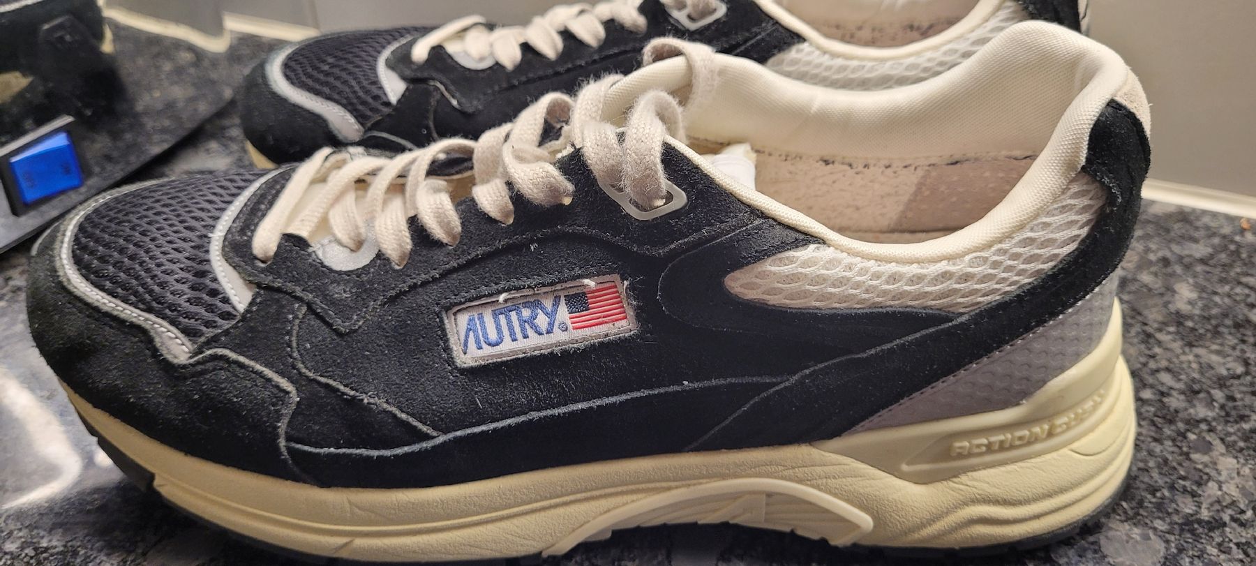 Autry Herrenschuhe: Pre-owned Autry Sneakers - Black & White - Size 43 EU – Gebraucht aus Urdorf von ign_28hl