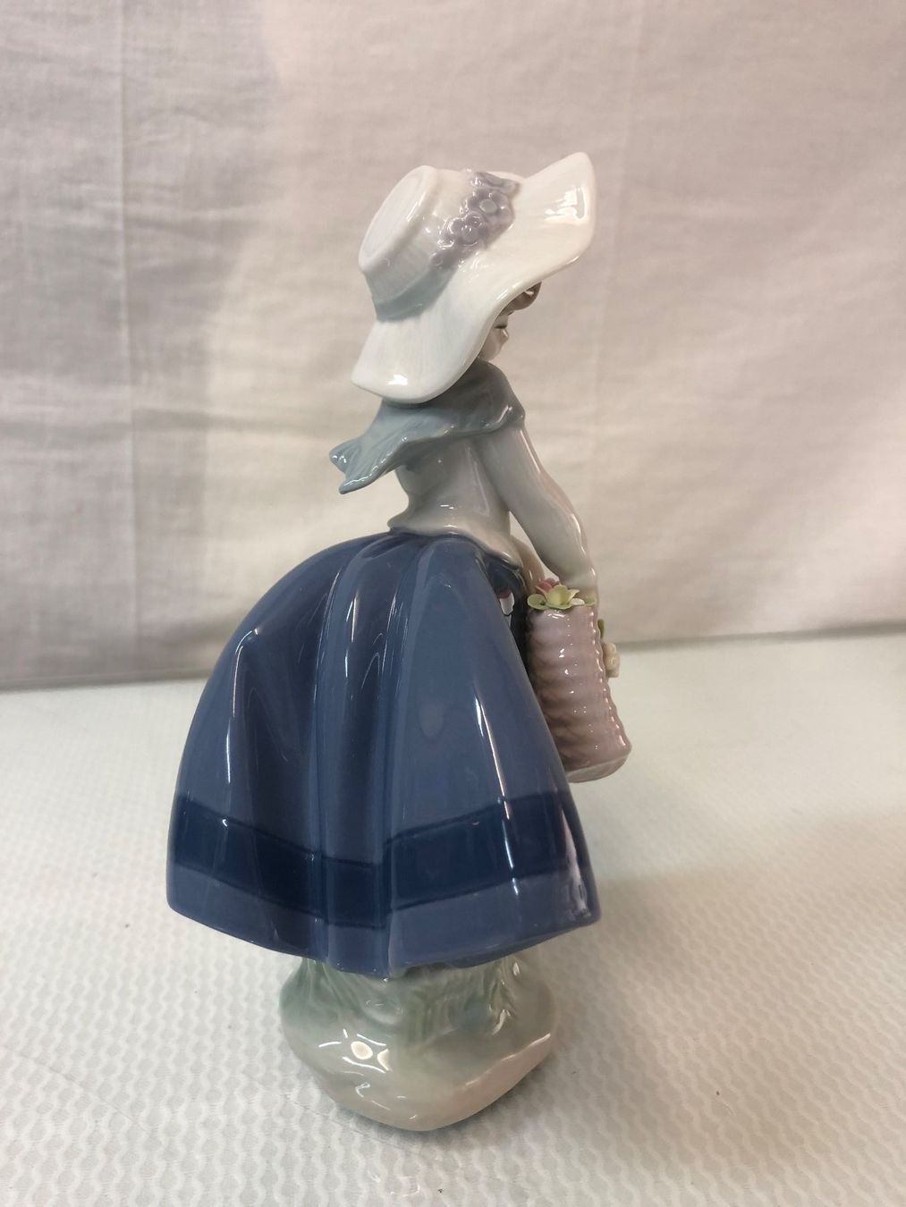 Lladro Statuette: LLADRO Figur Kleines Mädchen mit Korbtasche 5222 – Usato da Brunnen venduto da Allerwaren 2