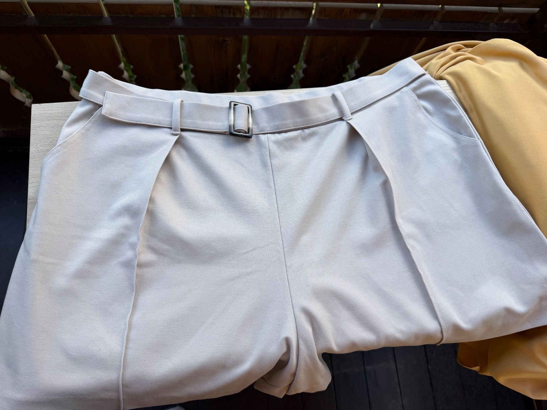 H&M Pantaloni: Stoff Shorts hellbeige mit Gürtel – Usato da Zermatt venduto da cacador