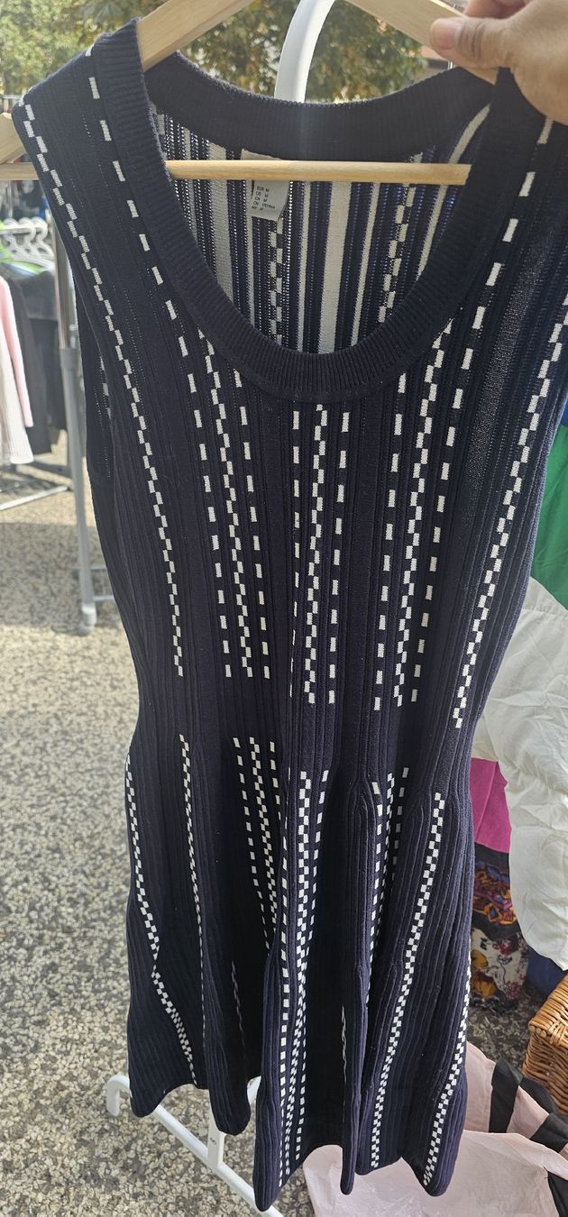 H&M Kleider: Stylish Knit dress – Gebraucht aus La Tour-de-Peilz von mcp_w7rw 1