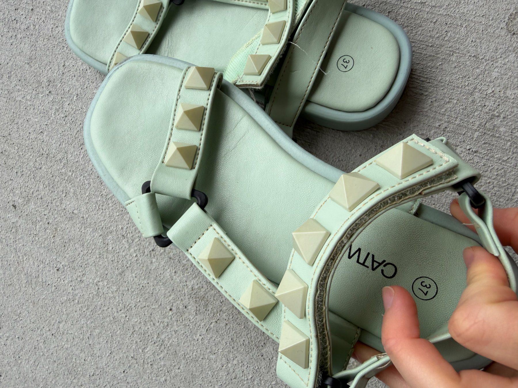 Scarpe da donna: Mintgrüne Sandalen, Gr. 37, mit Pyramiden – Usato da Riehen venduto da edu_92w7 5