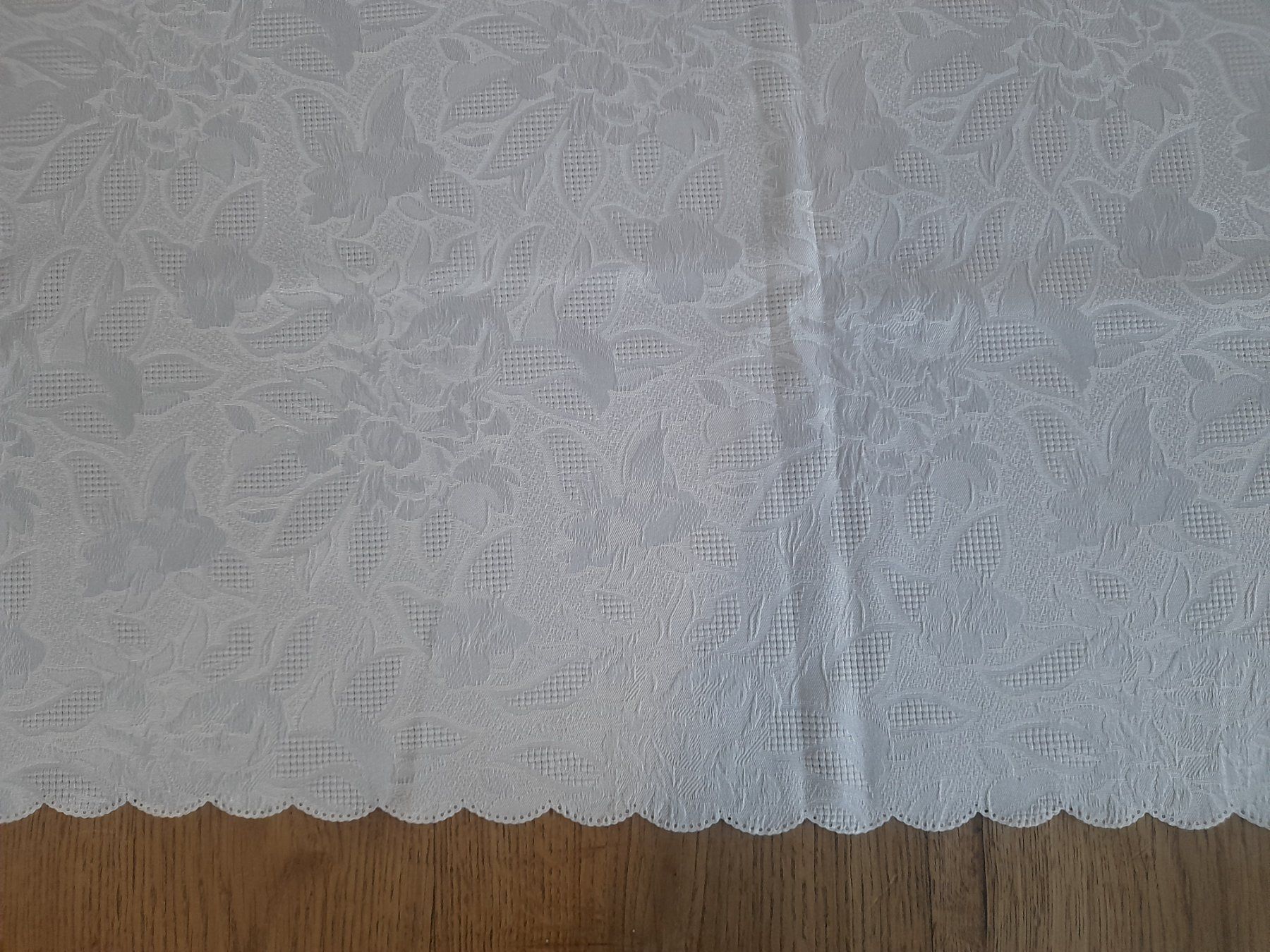 Altra biancheria da tavola: Edle, weisse Tischdecke mit Blumenmuster – Usato da Fanas venduto da Rurero03