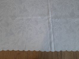 Edle, weisse Tischdecke mit Blumenmuster