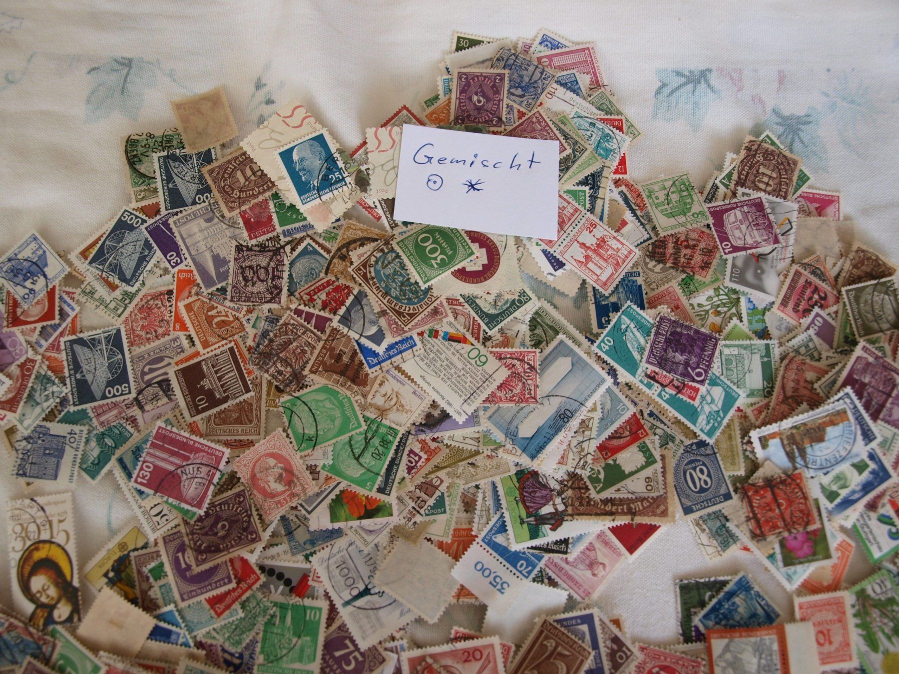 Tutti i francobolli: Deutschland Marken 100 g ca 1200 St.  Postfrisch + – Usato da Aarau venduto da Marcele0 1