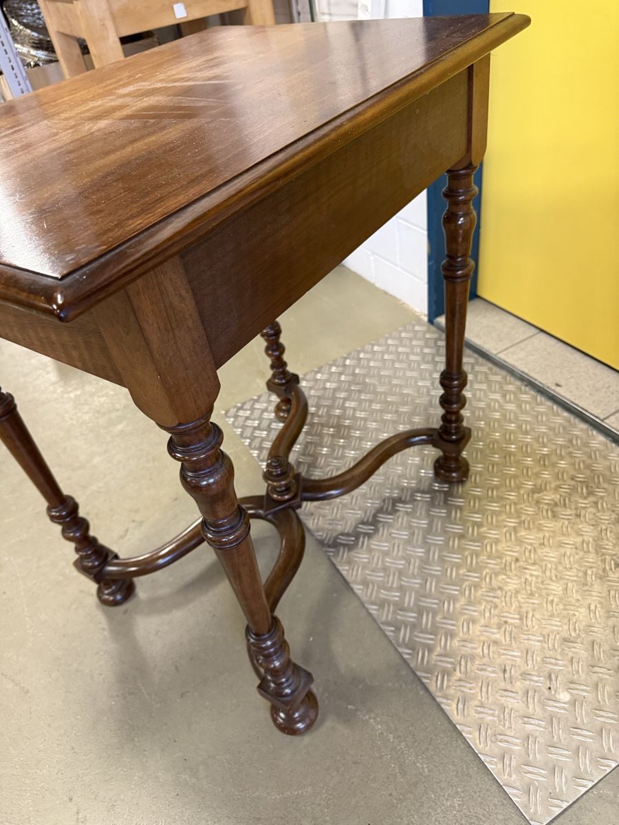 Tische: Antiker Nussbaumtisch / Beistelltisch mit Schublade – Gebraucht aus Strengelbach von RaenAntikDesign 4