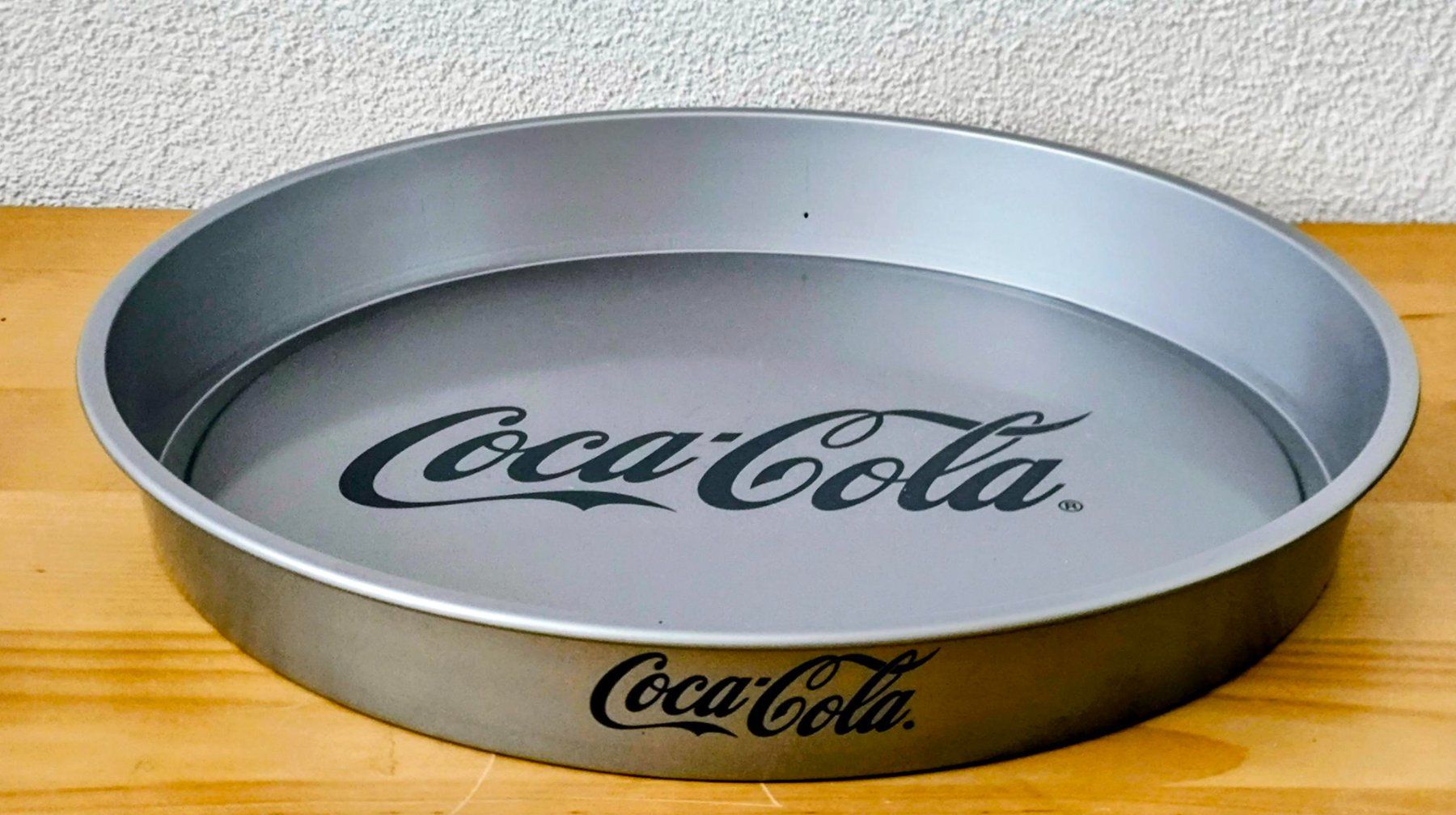 Piatti di portata: Coca-Cola Serviertablett silberfarbig Durchmesser ca.35,5 cm – Nuovo (secondo la descrizione) da Pfäffikon ZH venduto da Colacity 1