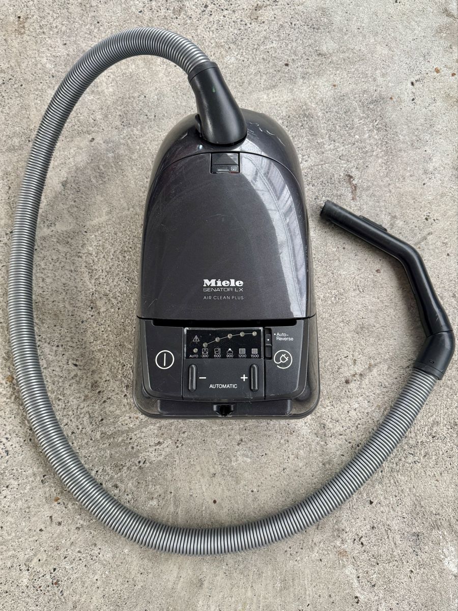 Miele Aspirateurs & Accessoires: Miele Staubsauger – Défectueux à Ennetbürgen par Luonz