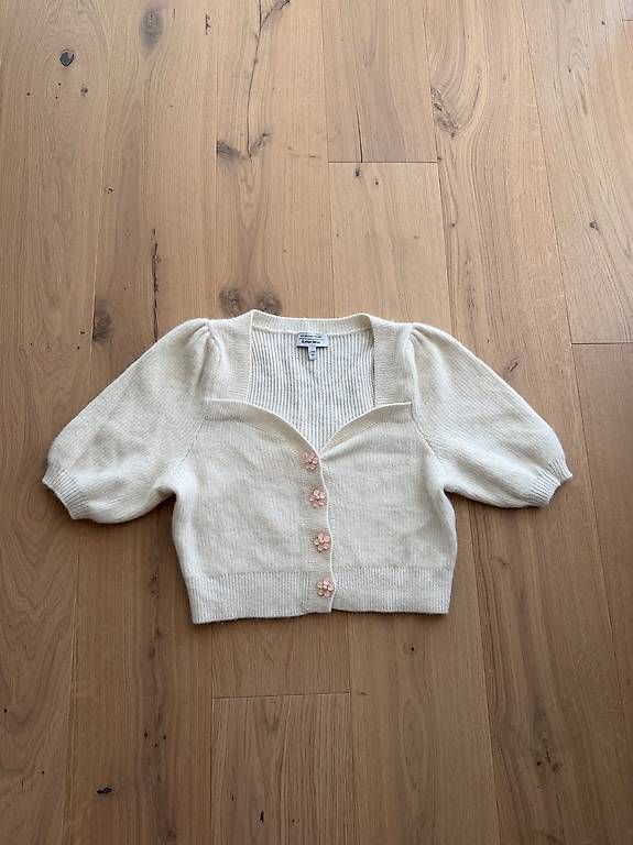 Tops: Weisses Strickoberteil mit Blumendetails  – D'occasion à Vaduz par nad_j6wm