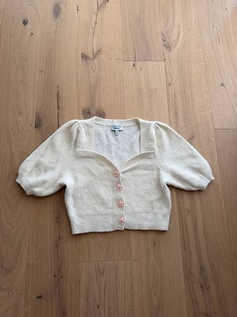 Weisses Strickoberteil mit Blumendetails 