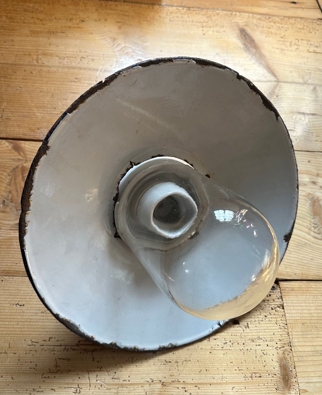 Ancienne Lampe En Tôle émaillée – Vintage Industriel, émail Abîmé Sur Le Bord