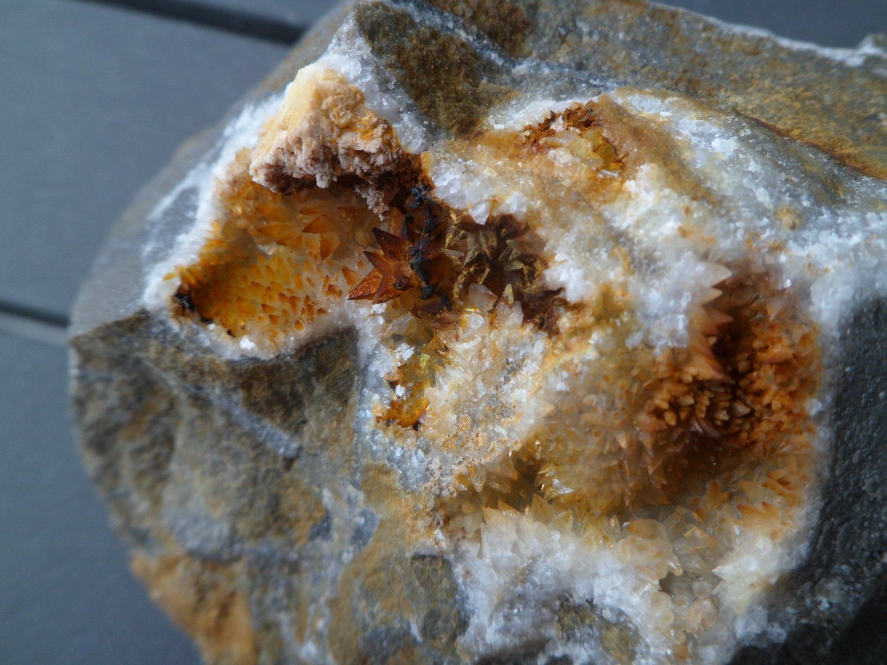 Minerali & Pietre curative: Calcitkristalle Schweiz selten. – Usato da Affoltern am Albis venduto da Fossil60 3