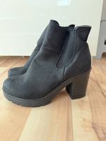 Schwarze Stiefeletten mit Blockabsatz