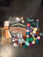 Diverse farbige strickwolle
