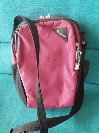 Pacsafe Vibe 200 Anti-Diebstahl Umhängetasche, Dunkelpink