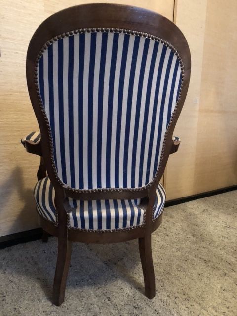 Poltrone: Antiker Sessel, Holz, blau-weiss gestreift. – Usato da Le Sentier venduto da flo_dcg6 2