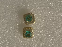 Clous d’oreilles dorée  jaune /zircon 0,8 cm X 0,8 cm