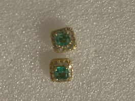 Clous d’oreilles plaqués jaune /zircon 0,8 cm X 0,8 cm
