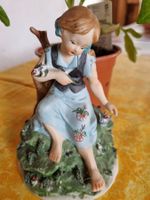 Niedliche Vintage Porzellan Figur Mädchen am Baum, Deko