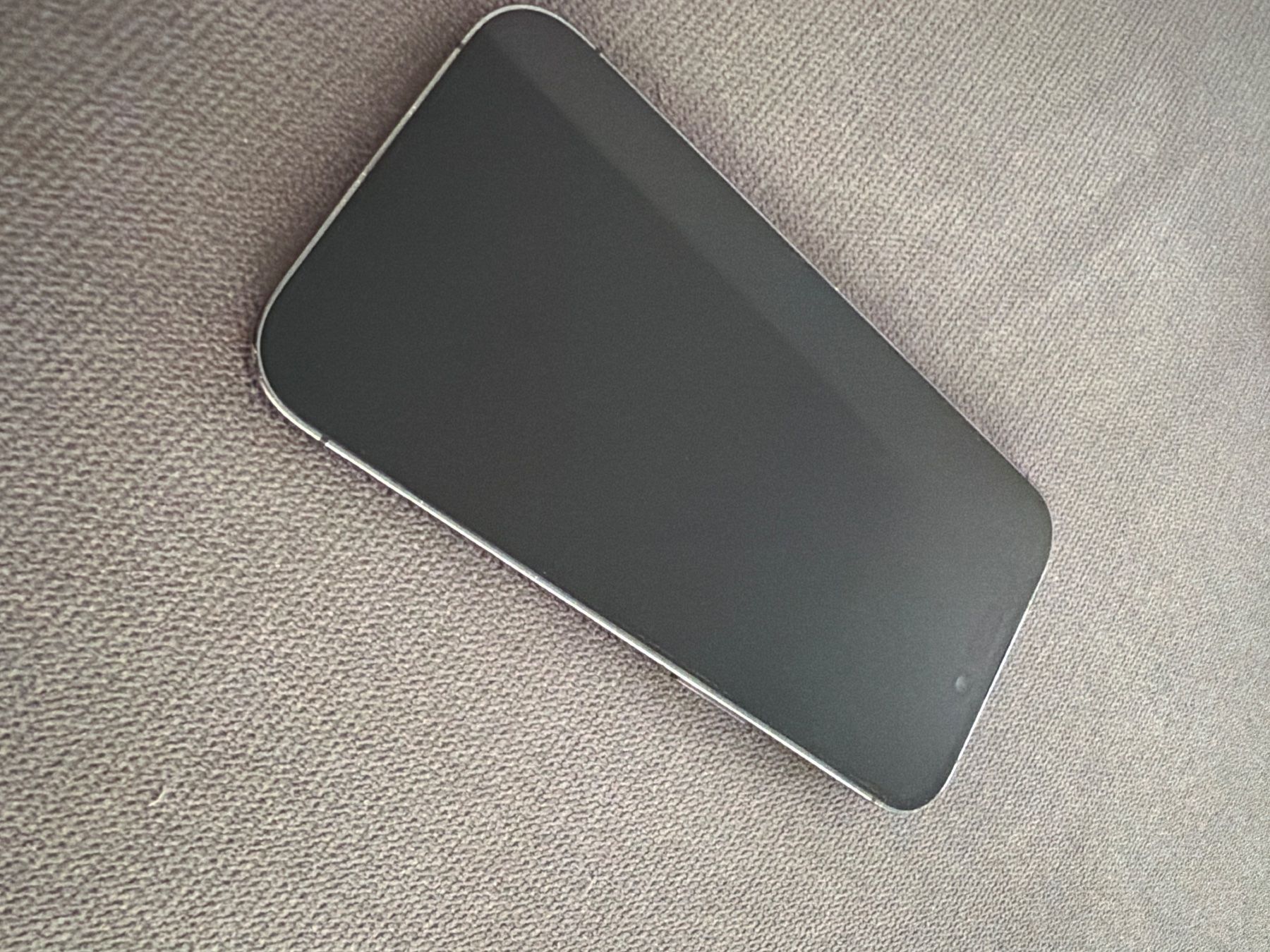 Apple Telefoni cellulari / Smartphones: iPhone 14 Pro Risse Rückseite, Display Tadellos – Usato da Münchenstein venduto da Pavo-Fotografie