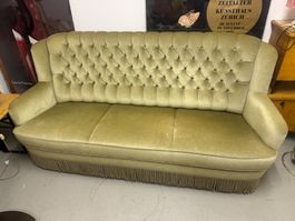 Vintage Samtsofa mit Knopfheftung und Fransen