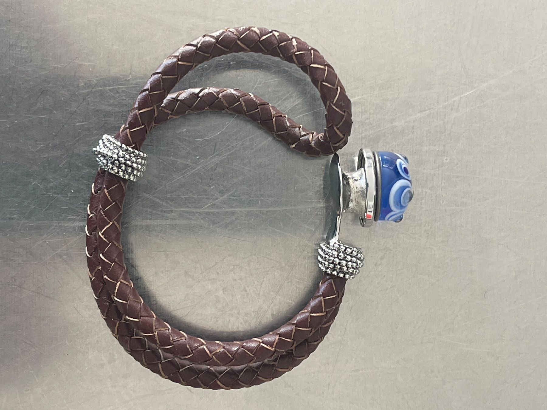 Bracciali & Braccialetti: wunderschönes Armband aus Leder und mit einer Glasperle – Usato da Trin venduto da Plusminus2 1