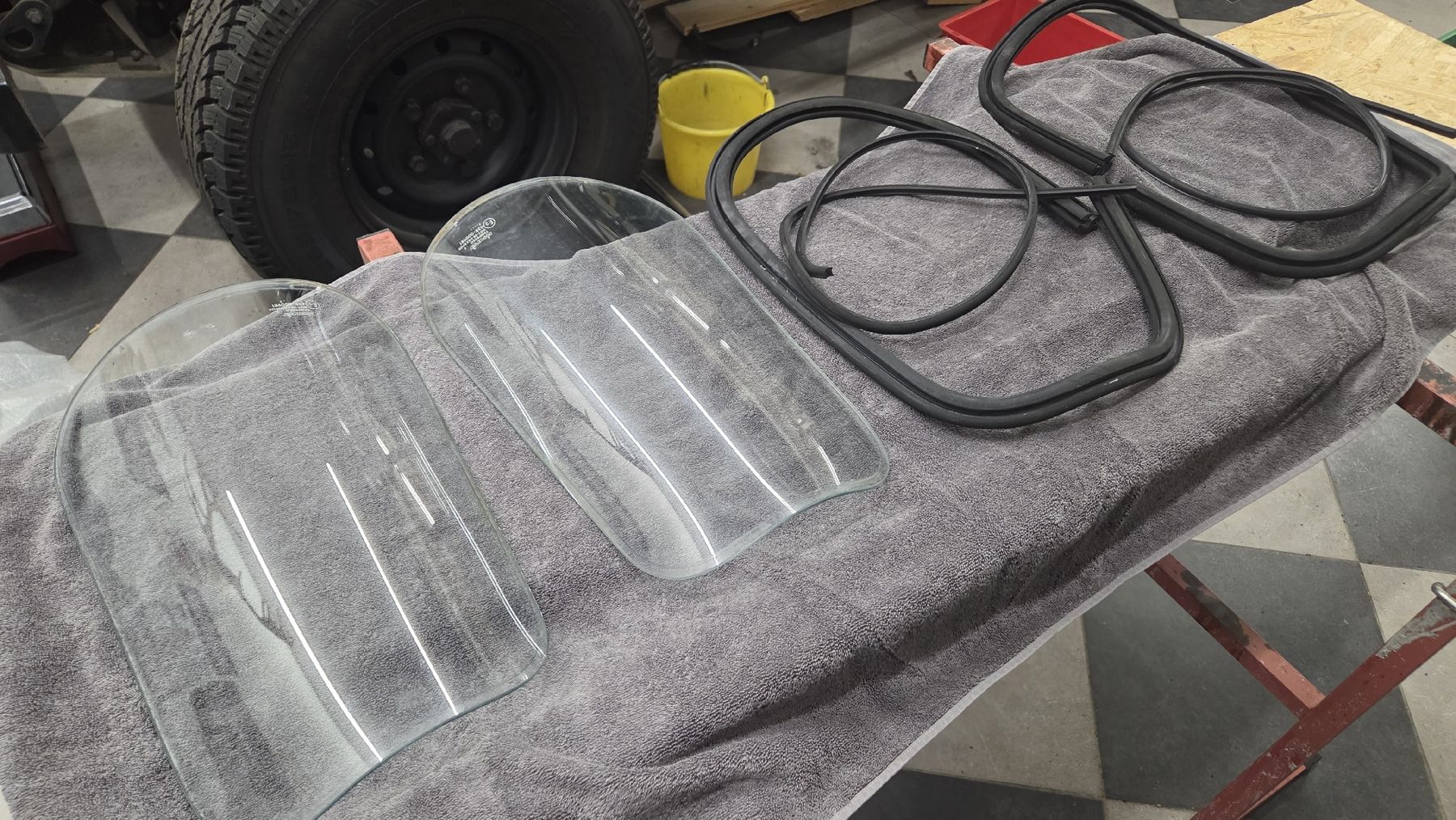 Land Rover Tutti pezzi di ricambio auto: Defender Pickup Eck Gläser und Gummis – Usato da Bonstetten venduto da Seileeri 1