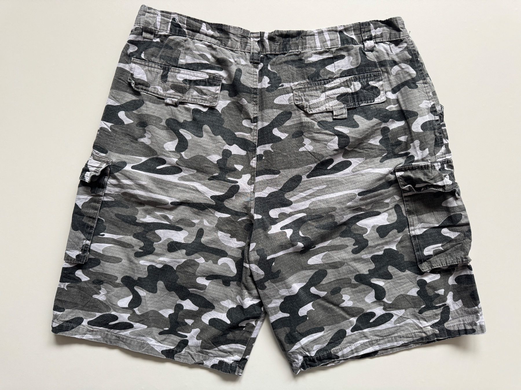 Pantaloni: Canyon Guide Cargo camo hose pants w38 bermuda 6 pockets – Usato da Neuchâtel venduto da _Easy_to_Find_ 6