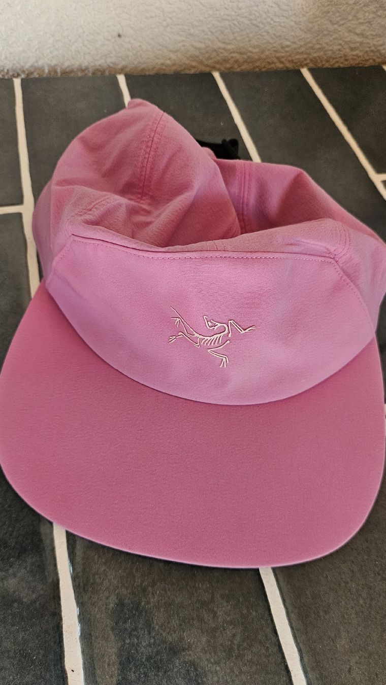 Arcteryx Copricapi, berretti & cappellini: Casquette Arc'teryx rose – Usato da Bulle venduto da tiff_1992