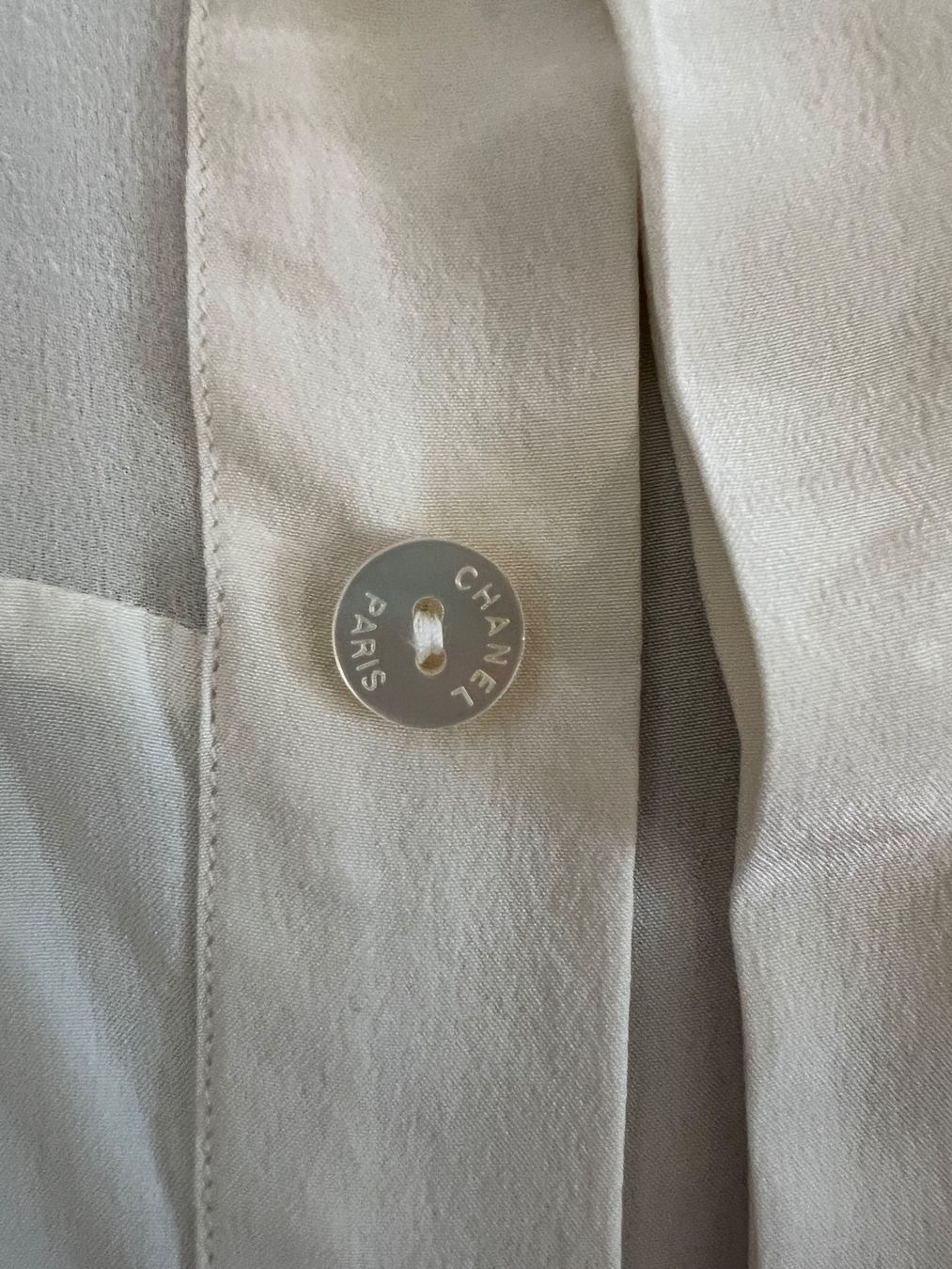 Chanel Camicette: Chanel 100 % silk blouse, size 36, perfect condition – Usato da Arzier Le Muids venduto da oma_w5bq 5