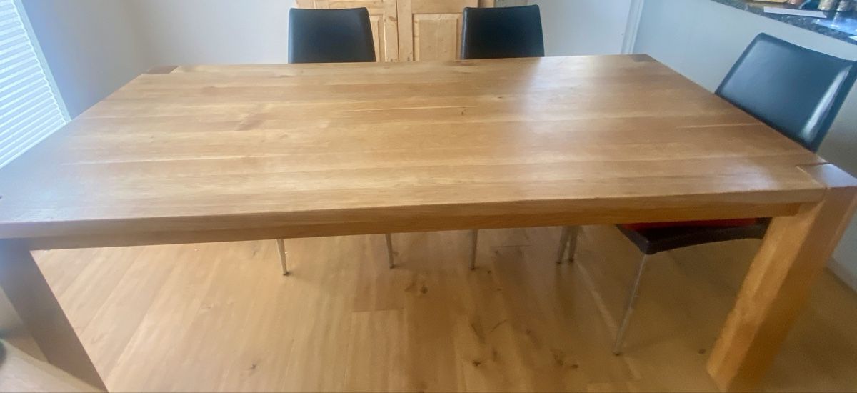 Set de table et chaises: Wunderschöner massiver Holztisch mit 6 Stühlen – D'occasion à Wattenwil par Bucht_BE 2