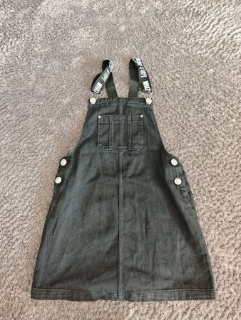 Schwarzer Jeans-Latzrock, Grösse 146 - ideal für den Sommer!