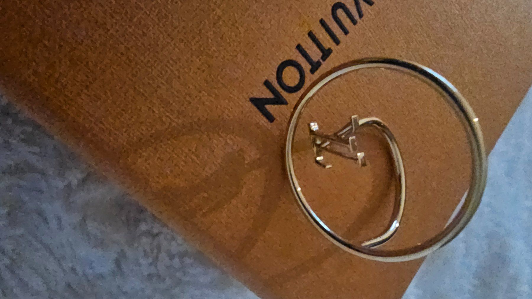 Anelli: Louis Vuitton – Bague LV Loop dorée – Usato da Mörigen venduto da uw5_bq7n 8