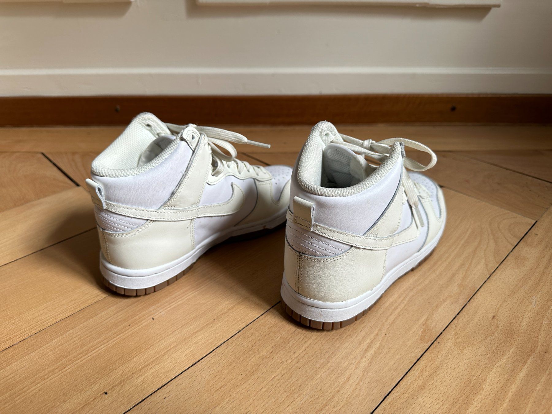 Nike Scarpe da donna: NIKE - High Top Leder Sneaker weiss 35.5 – Usato da Zürich venduto da Diazaio 2